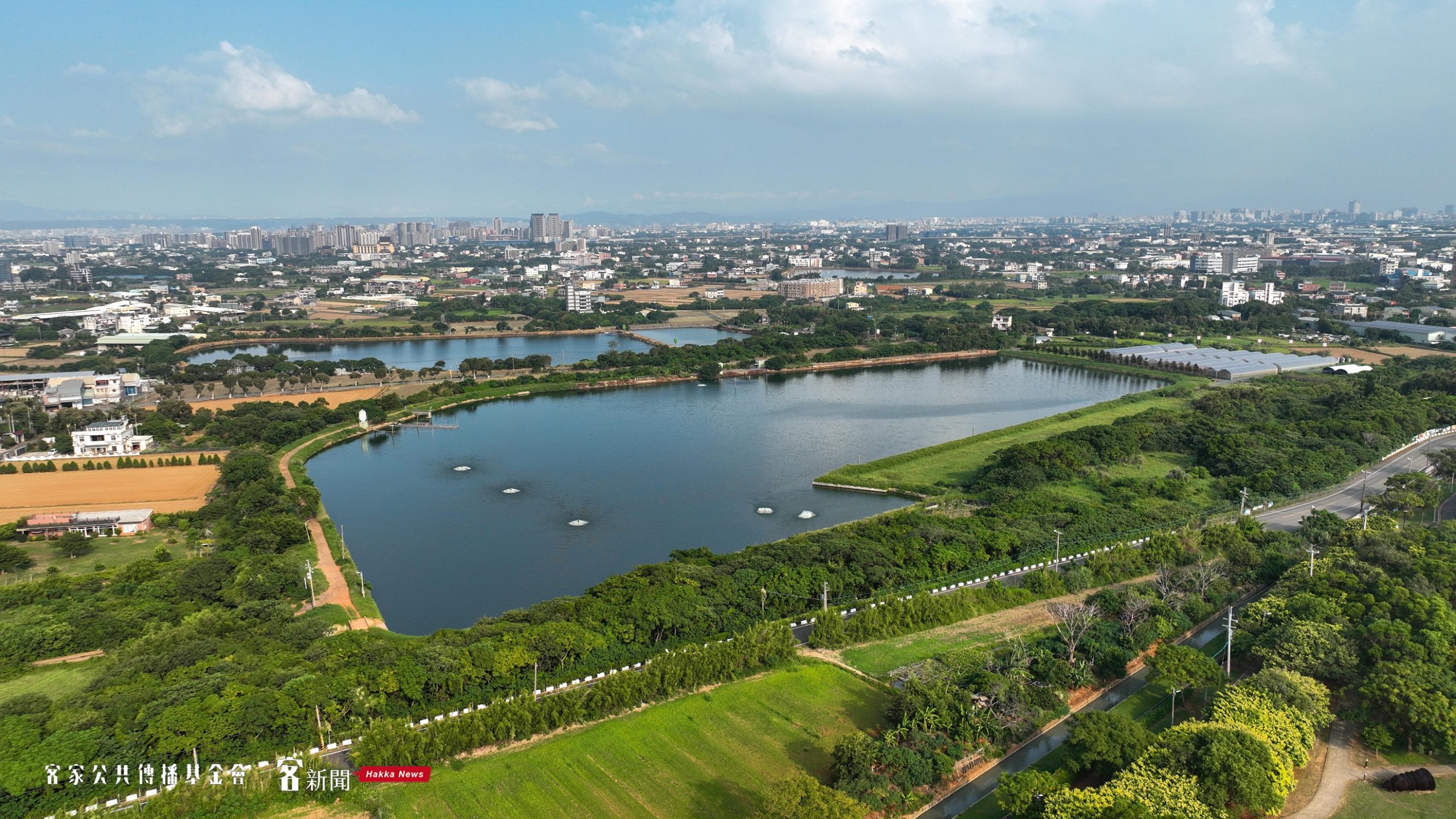 崙坪文化地景園區四周相當開闊,是民眾假日小旅行的好去處。宋佩遙攝