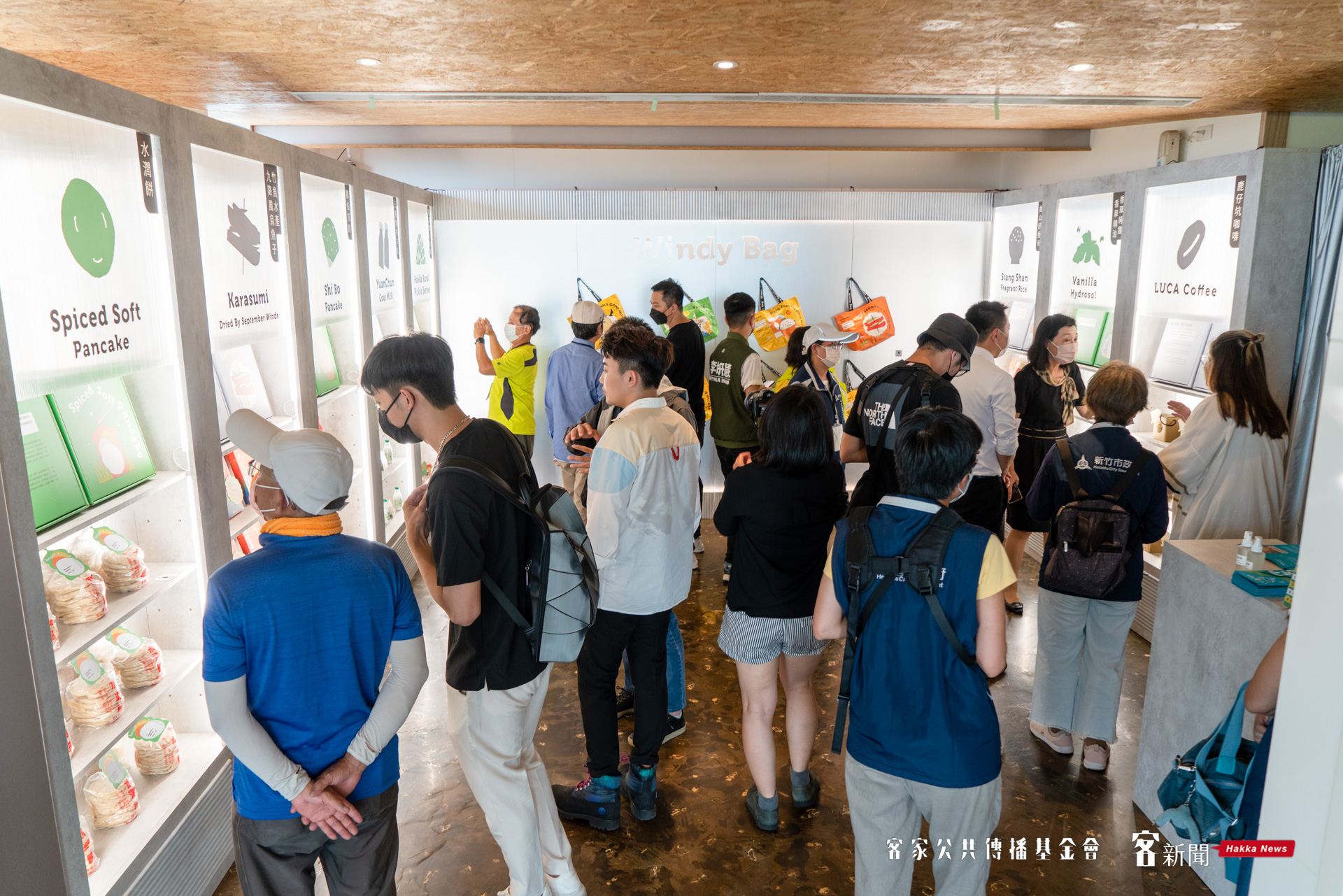 2022香山濕地藝術季作品《袋走一片風》,參觀人潮頗多。范修語攝