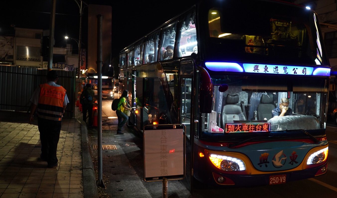 因台鐵軌道受損,交通部昨以類火車作為替代方案,玉里車站有許多遊覽車協助輸運。范修語攝