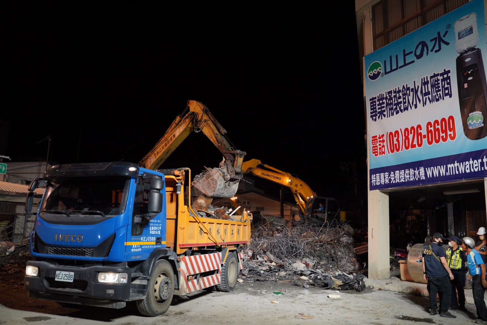 救災人員連夜拆除倒塌的7-11民宅。范修語攝