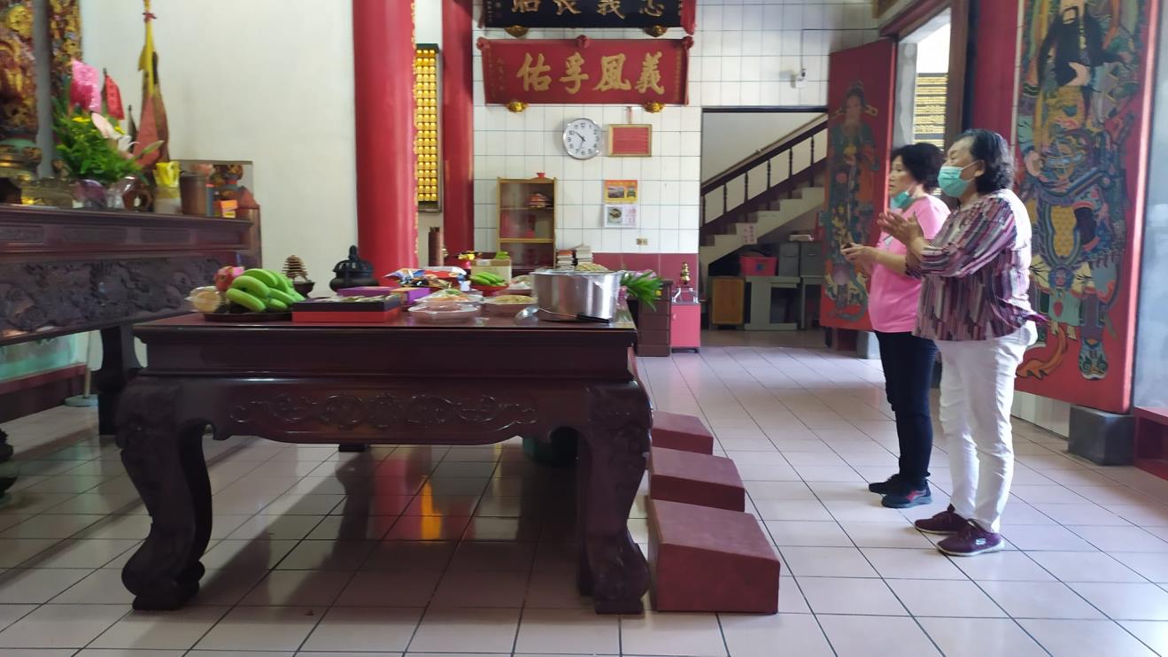 兩位老伯姆相約好,初一、十五㧡飯分義民爺食。作者提供