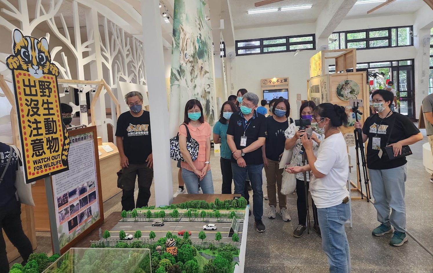 特展中也展出生態廊道模型，當開車看見石虎造型的野生動物出沒注意看板，請您放慢您的車速，讓石虎有安全回家的路。吳哲銘攝