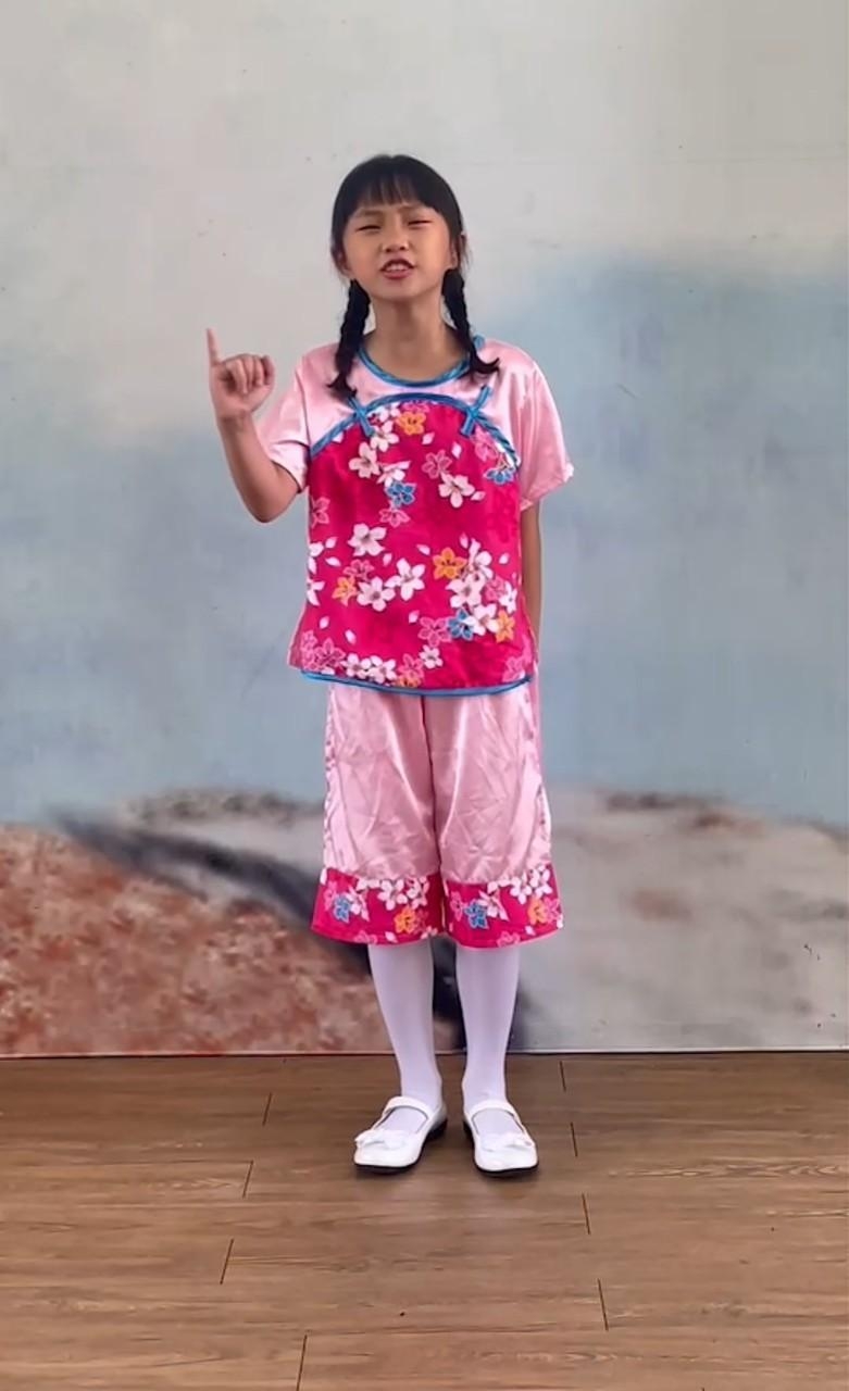 顗倢講古个表情盡生動。作者提供