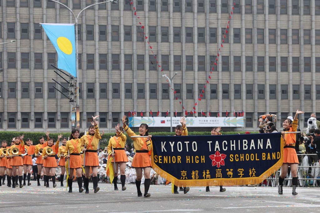 知名的日本京都橘高校吹奏部穿上招牌隊服進場,為今年國慶表演一大亮點。中央社