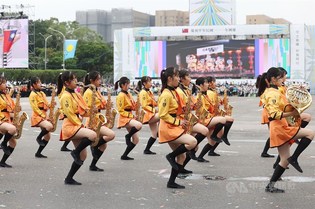 日本京都橘高校吹奏部踏著整齊步伐進場,伴隨吹奏樂聲,展現青春活力。中央社