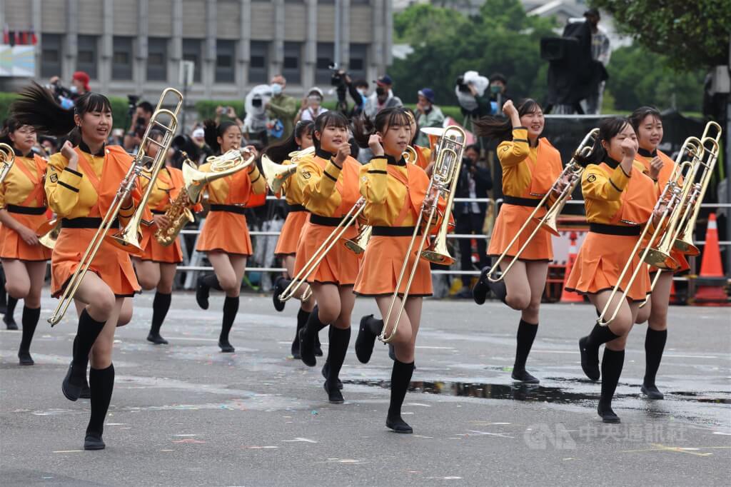 日本京都橘高校吹奏部團員表演伴隨吹奏樂聲,同時展現活潑舞步。中央社