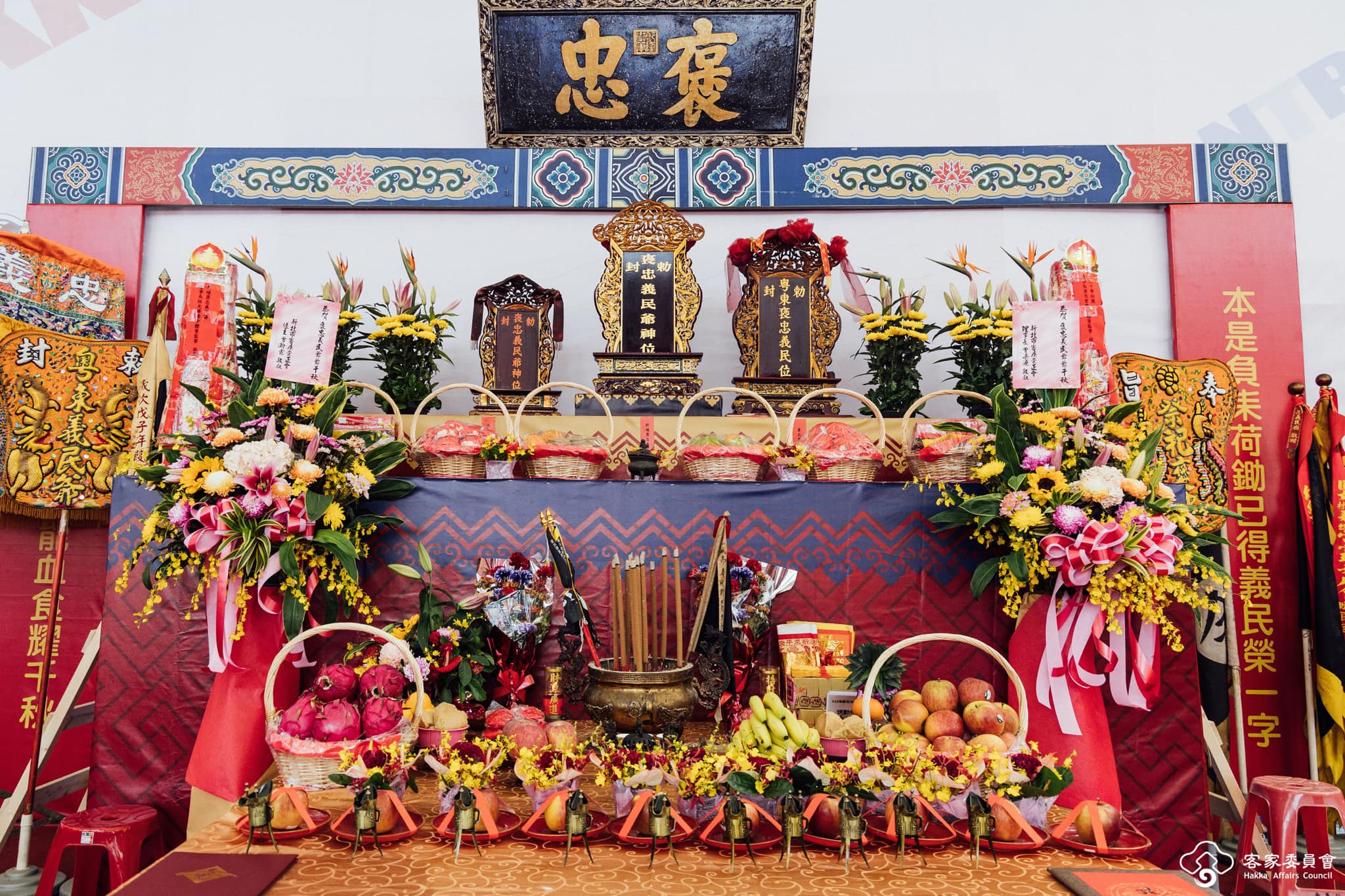 新北市客家鄉親代表特別南下,恭迎新竹新埔枋寮義民本廟義民爺北上,為義民爺文化祭活動揭開序幕。客委會提供