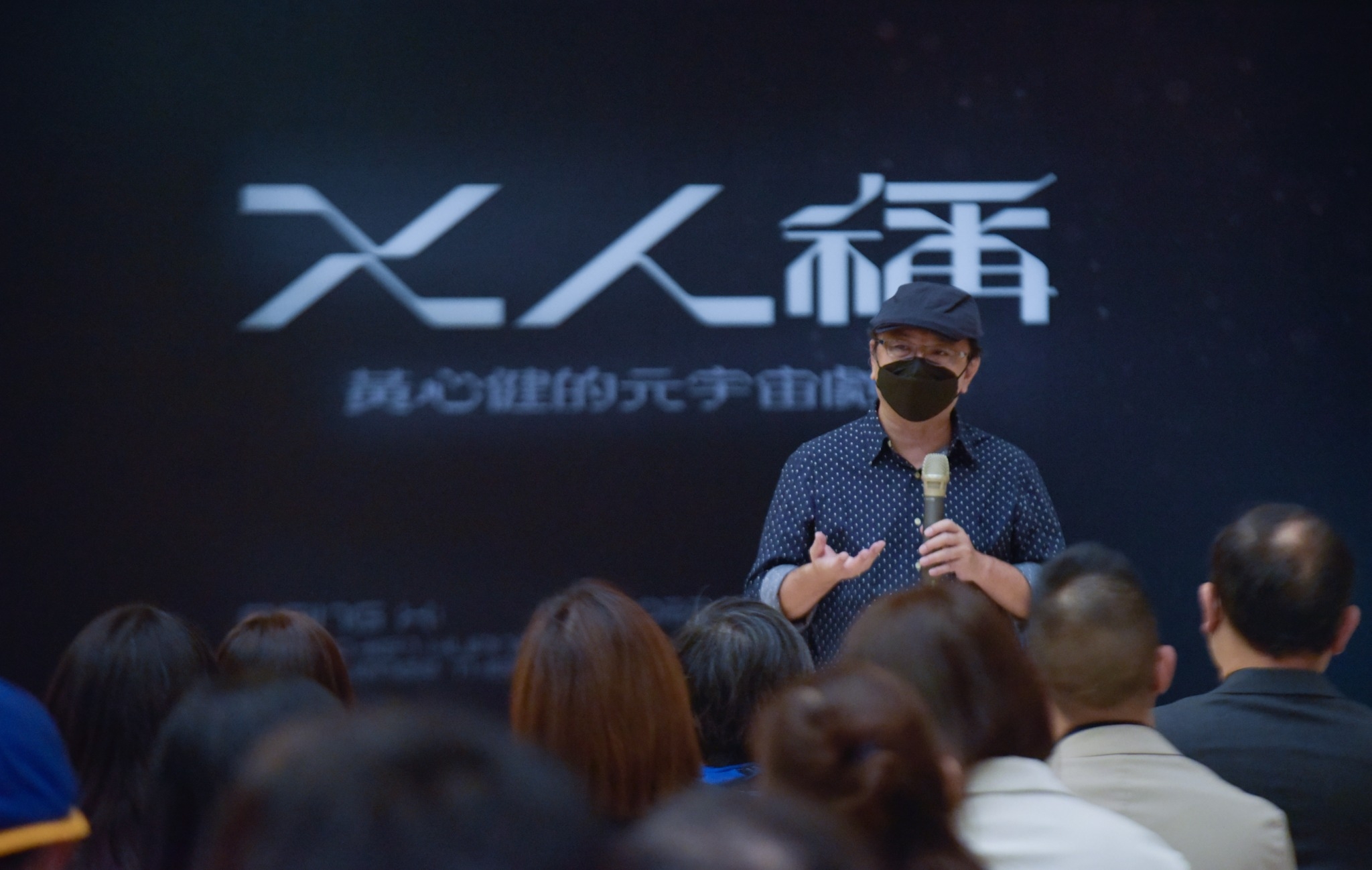 黃心健解說從事創作以來的心路歷程。高美館提供
