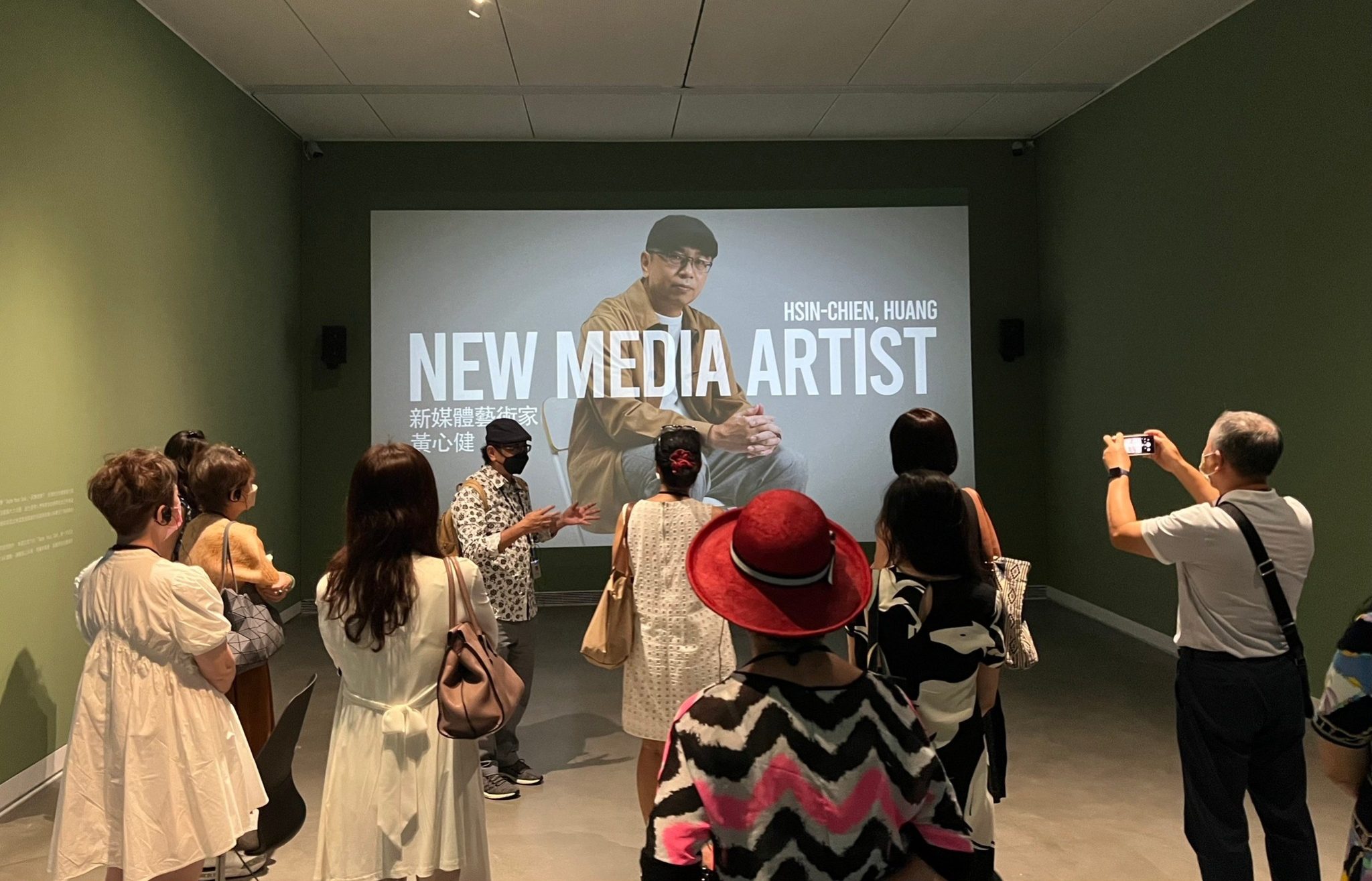 黃心健日前也在展場親自解說創作理念。高美館提供