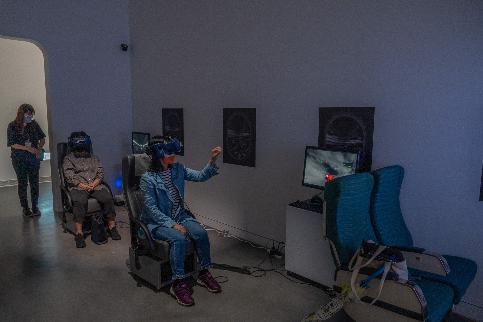 高美館展場內提供完整的設備,讓觀賞者體驗虛擬世界。高美館提供