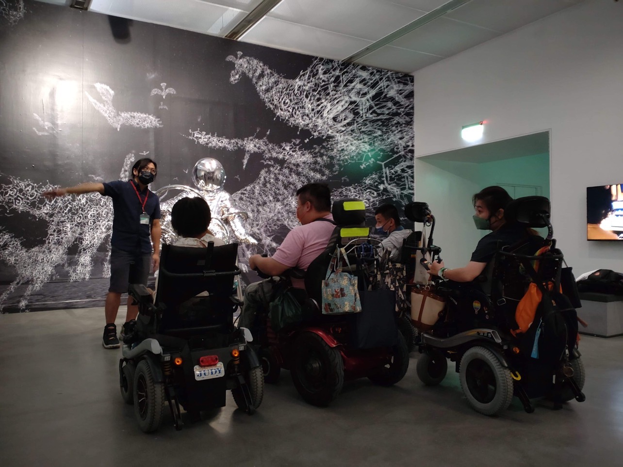 在展場的規劃上,特別考量身障人士的觀展體驗。翻攝黃心健粉絲專頁