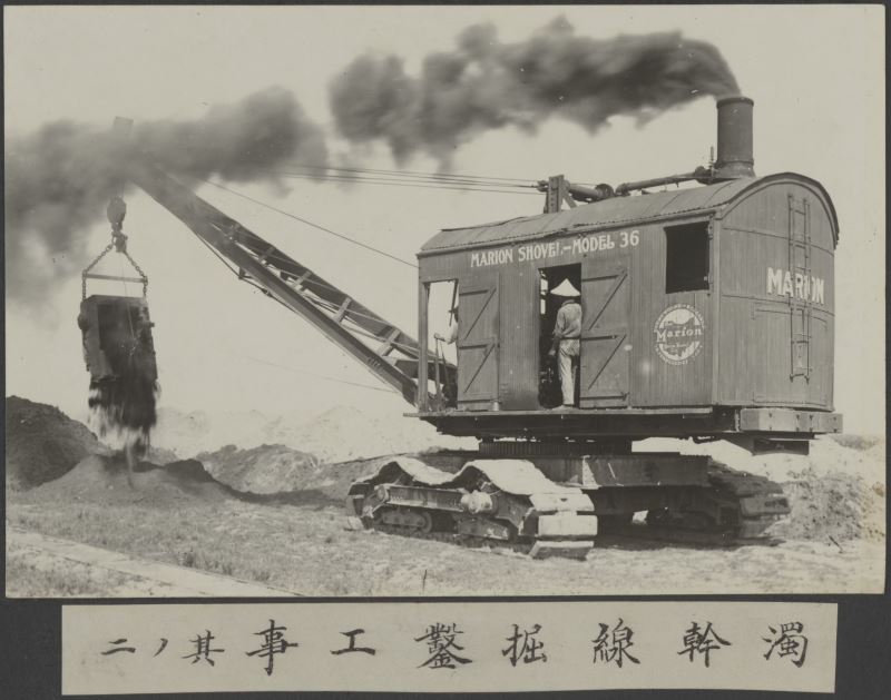美國Marion_Power_Shovel_Company生產的履帶式挖土機。國家攝影中心提供
