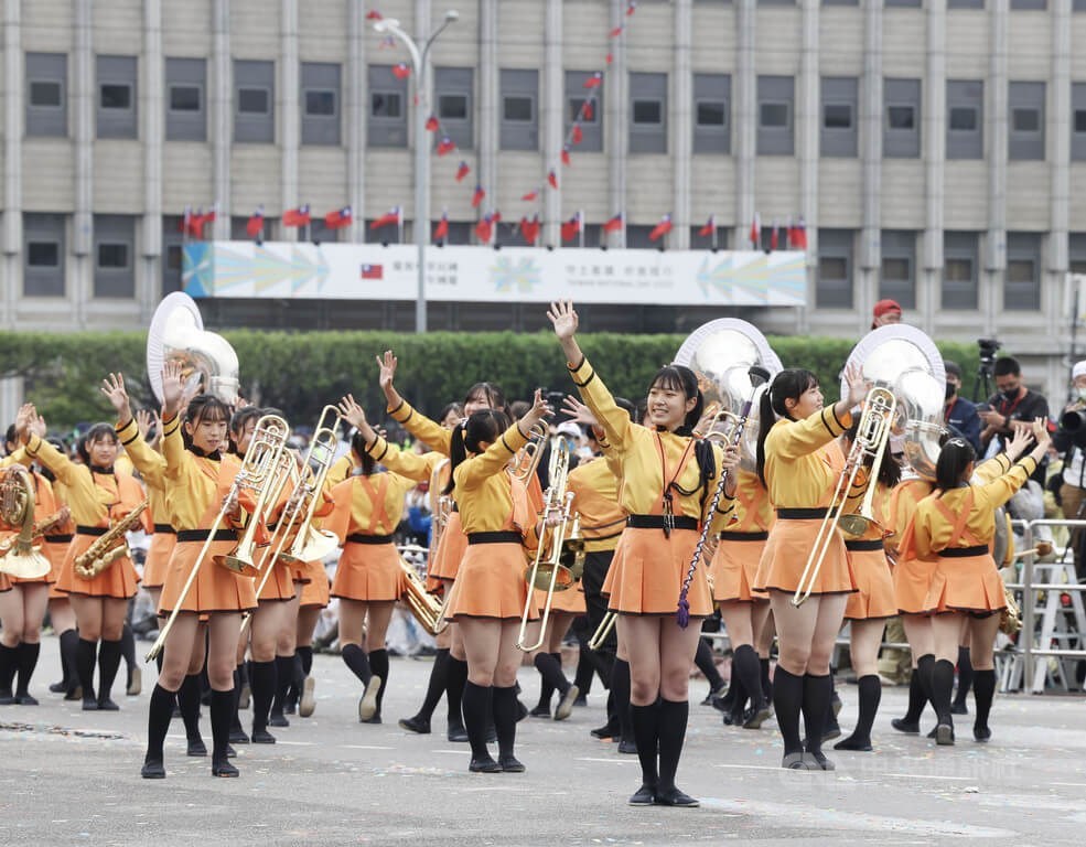 日本京都橘高校吹奏部踏著整齊步伐進場,並向台上觀眾揮手致意。中央社