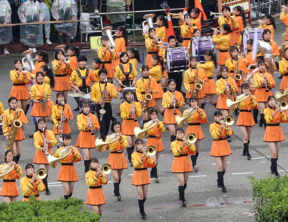 擁有「橘色惡魔」稱號的日本京都橘高校吹奏部以流暢的隊形變換帶來精彩演出。中央社