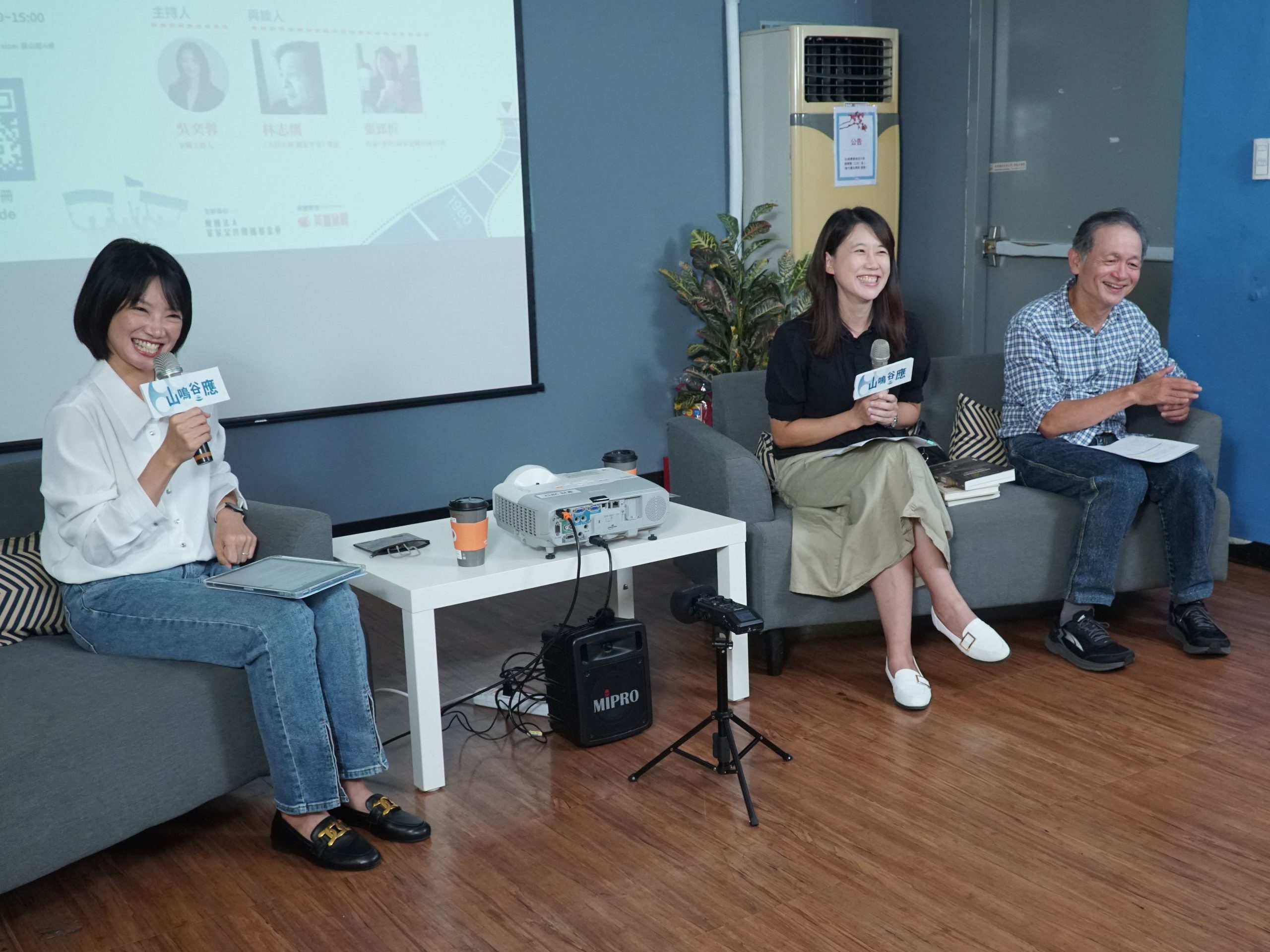 「山鳴谷應」講座邀請導演林志儒(右)、榮獲多項文學大獎的作家張郅忻(左)共同探討影視與文學作品的客家精神。客傳會提供