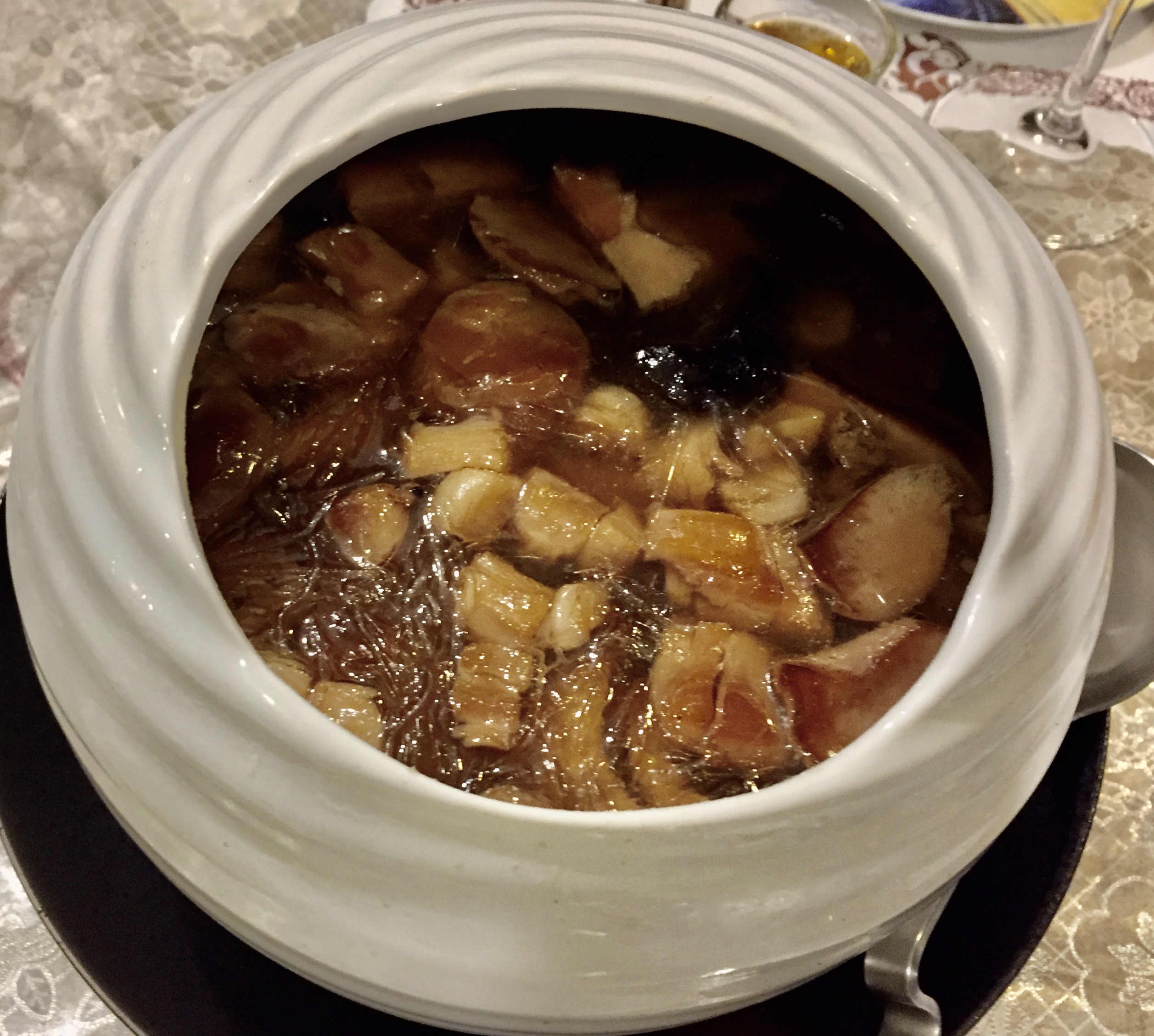 臺灣料理中最頂級的海味是翅參鮑肚,最有名的一道就是佛跳牆。蕭秀琴攝