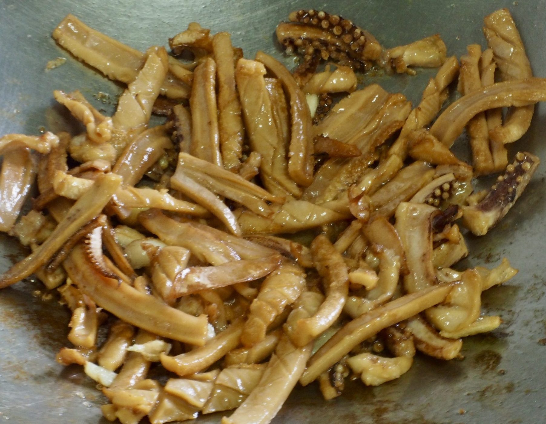 乾煸魷魚乾,是客家小炒不可或缺的一味。蕭秀琴攝