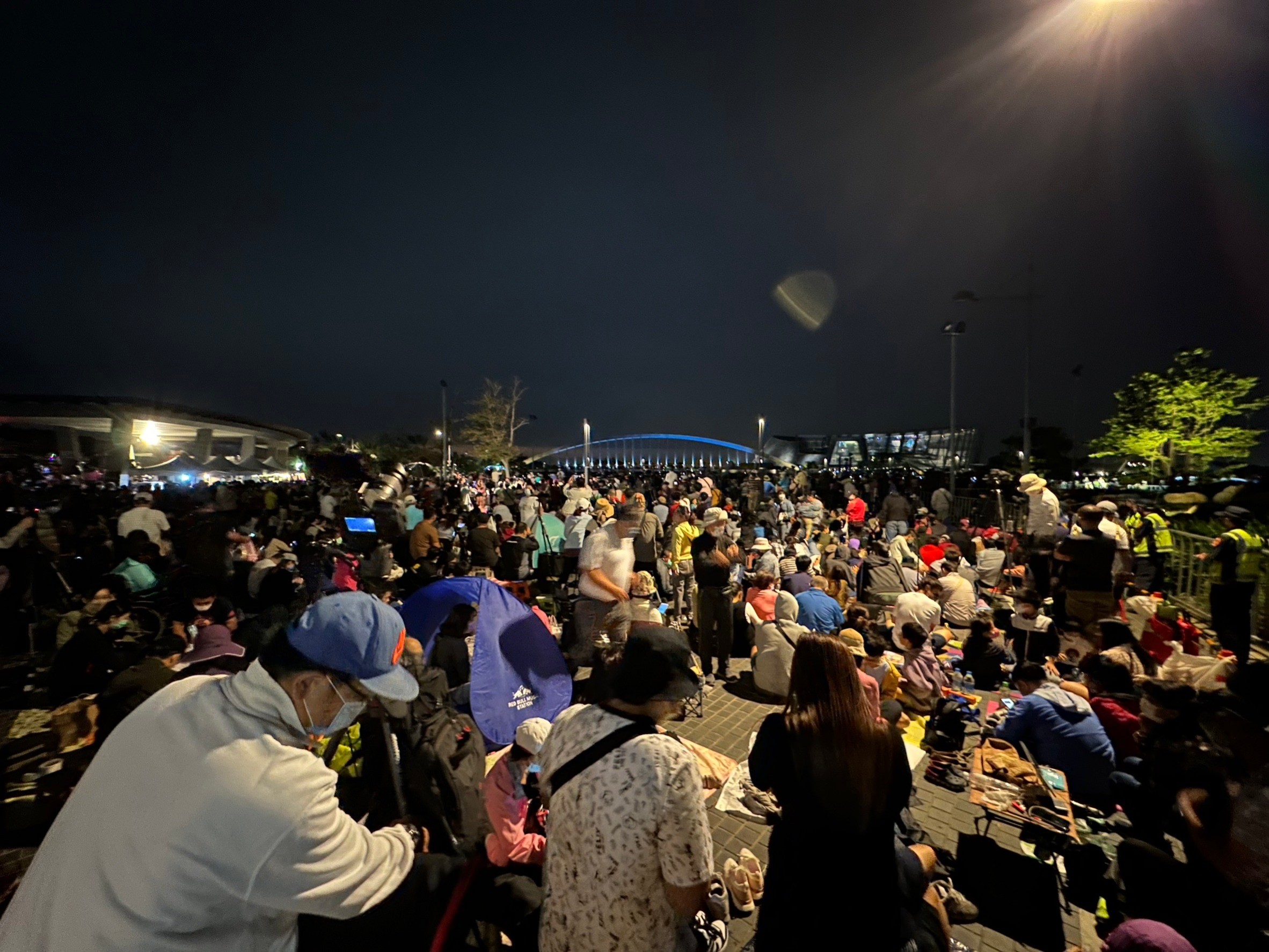 不少民眾席地而坐,準備欣賞焰火表演。范修語攝