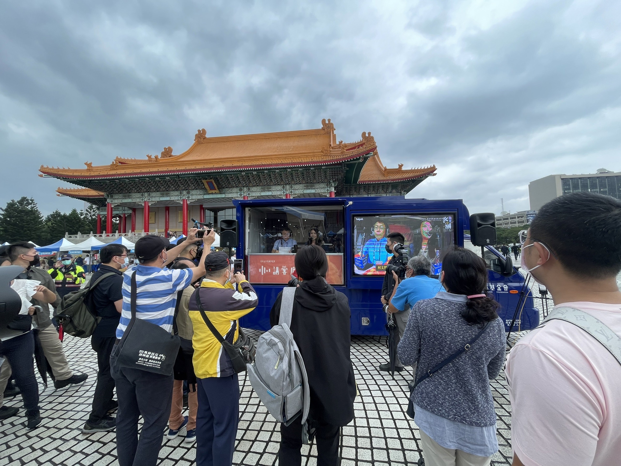 金鐘講客號到場直播精彩時刻，靛藍色車身加上大面玻璃窗戶，造型十分吸睛，吸引到許多民眾圍觀拍照。徐英瑞攝。