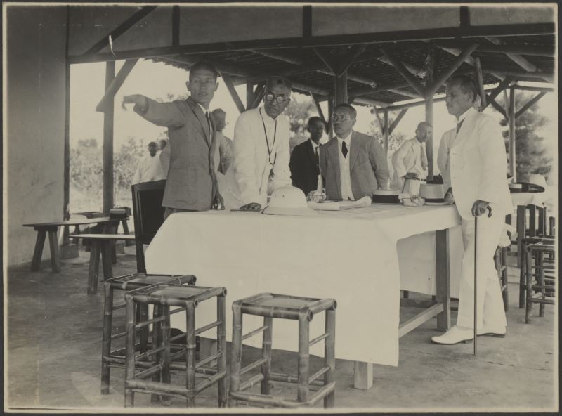 1926年,八田與一(左前1)為臺灣總督石塚英藏(左前2)說明嘉南大圳的施工狀況。國家攝影中心提供