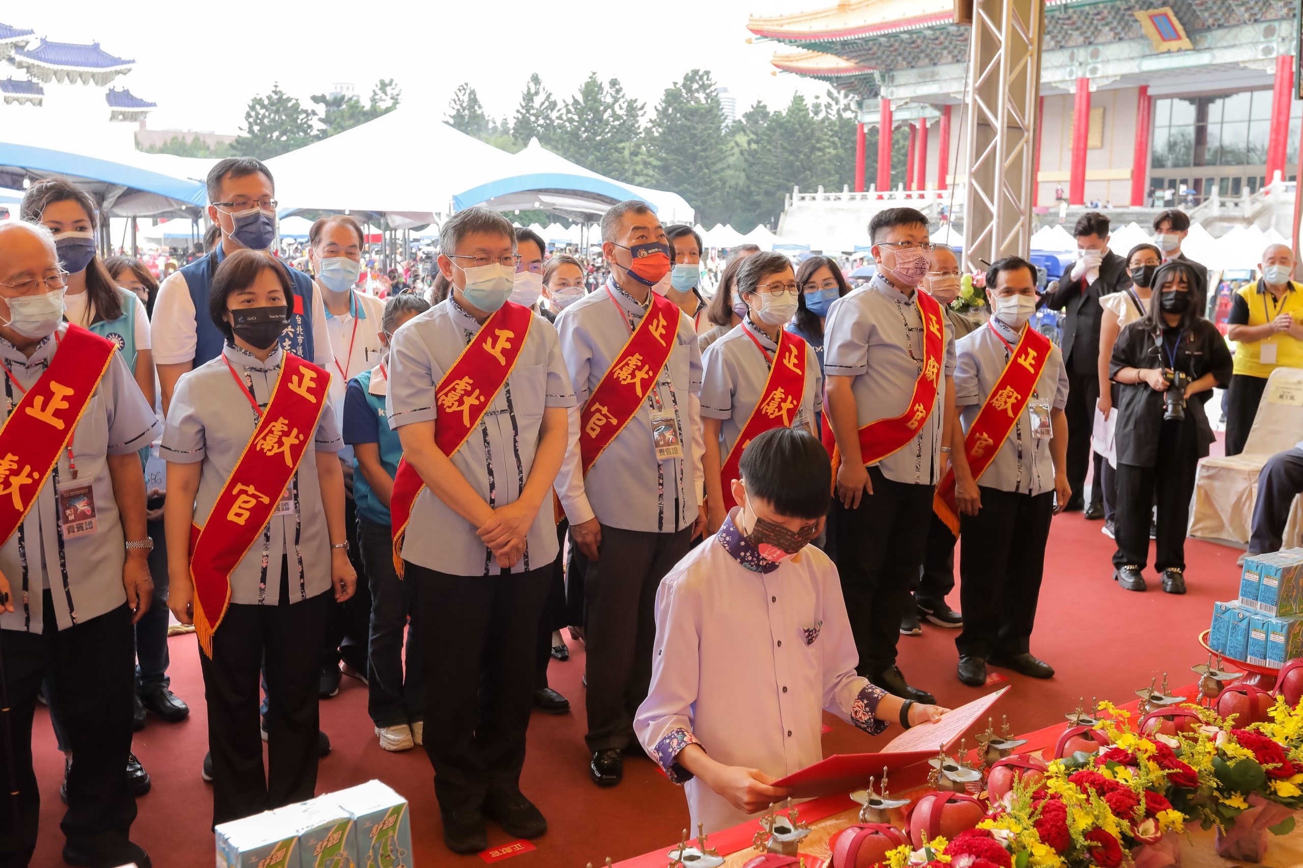 臺北義民祭祀大典，由40名訓練有素的年輕學子擔任禮生，國樂團配合禮樂演奏，並由客家後生唸誦客語祝文。臺北市客委會提供。