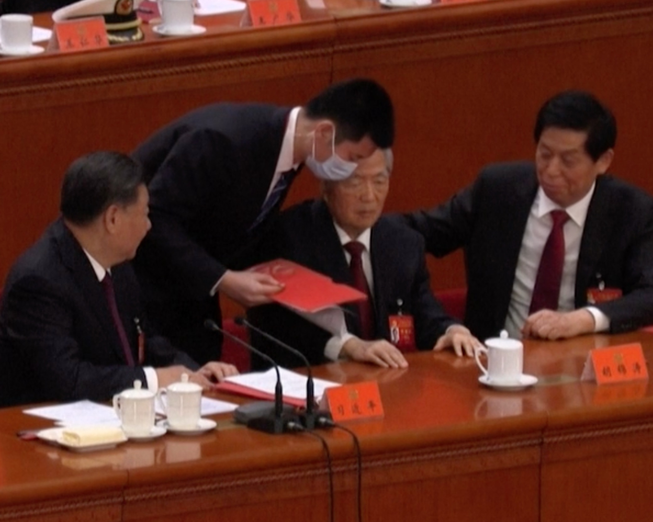 中共前總書記、中國前國家主席胡錦濤在中共20大「被離場」引發全球關注。翻攝畫面