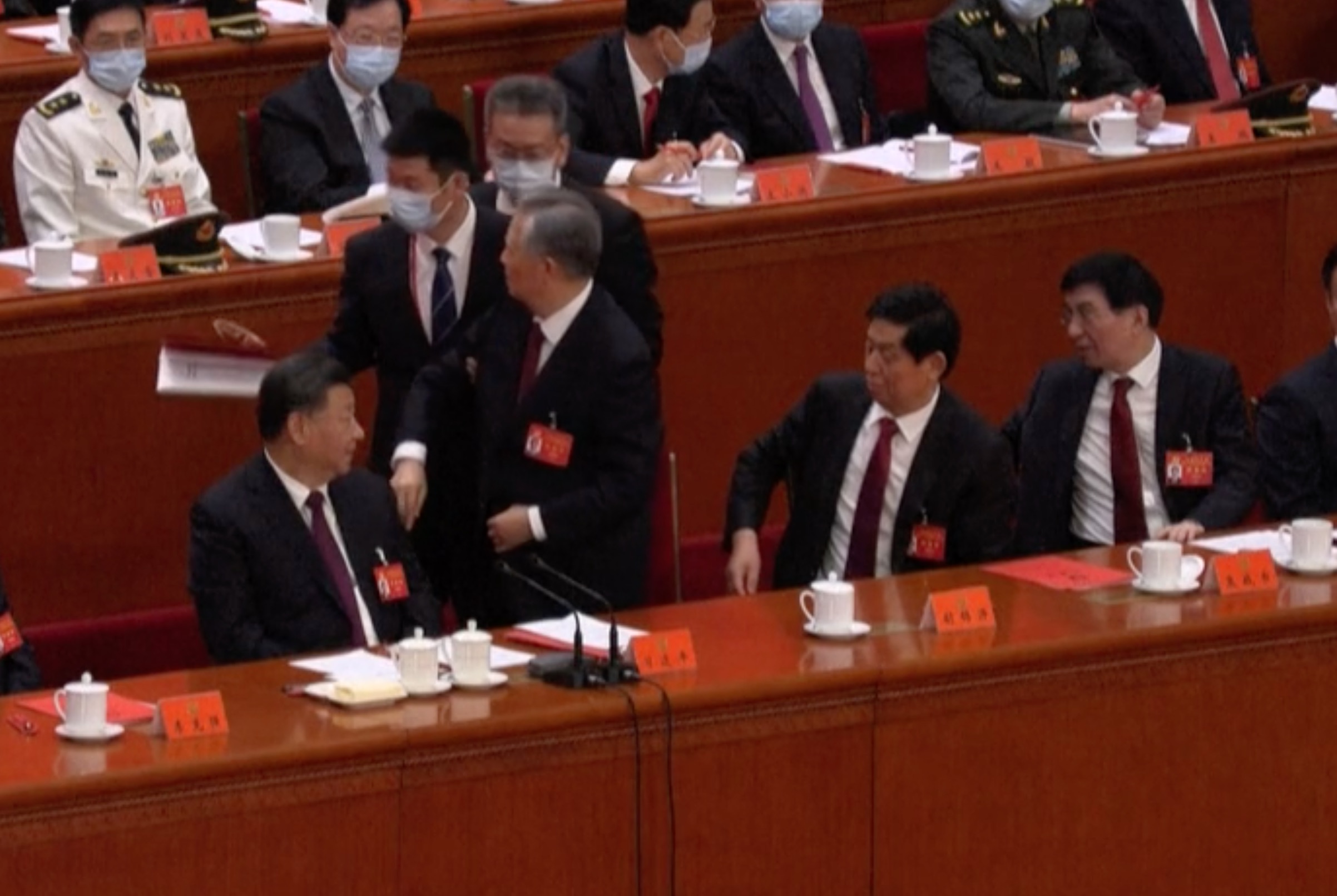 中共前總書記、中國前國家主席胡錦濤在中共20大「被離場」,外媒拍到疑似想翻閱文件發表意見。翻攝畫面
