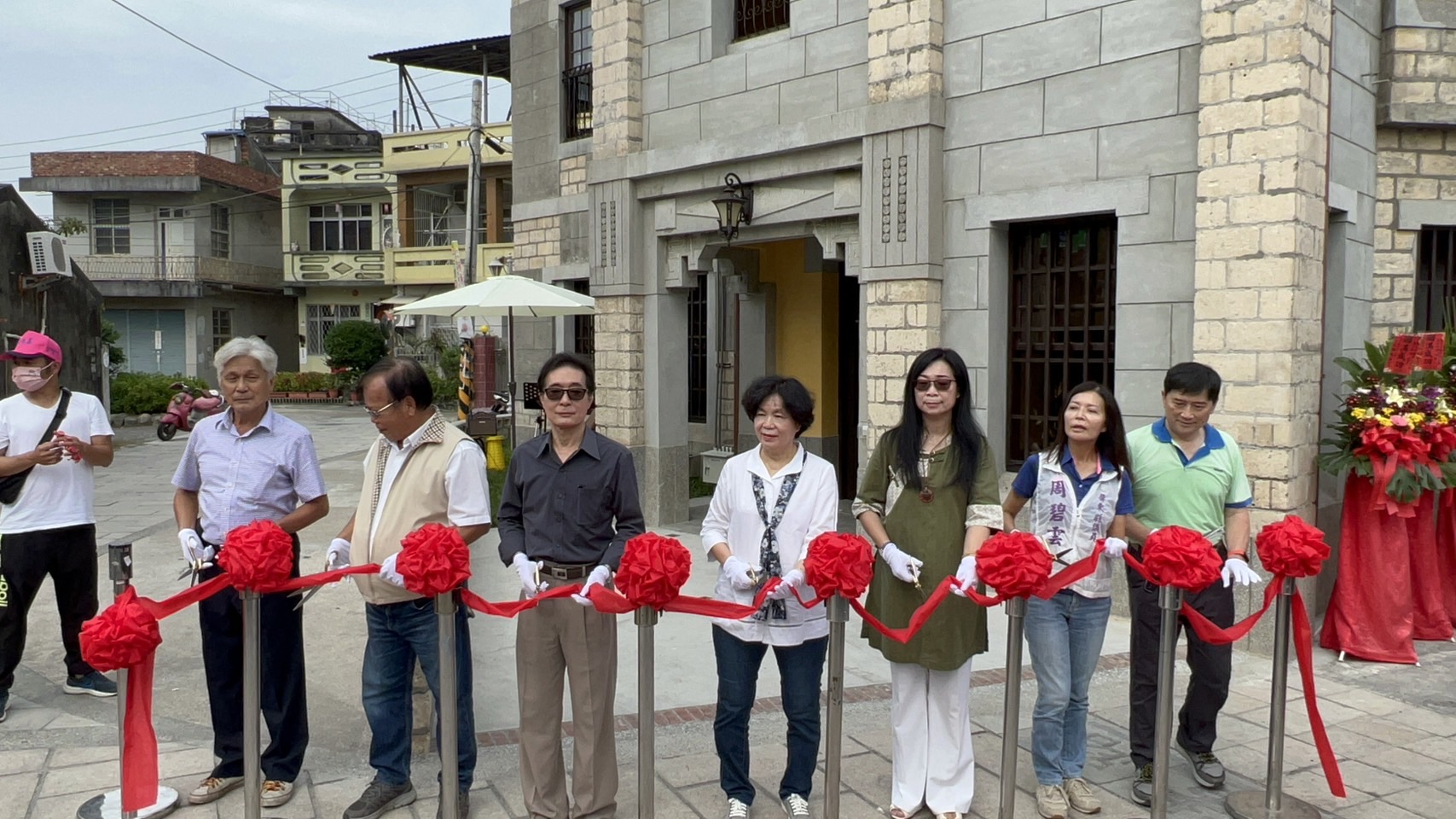 客委會副主委鍾孔炤、屏東縣副縣長吳麗雪、客務處處長陳麗萍、蕭家宗親及地方仕紳等共同出席完工典禮。客家委員會提供