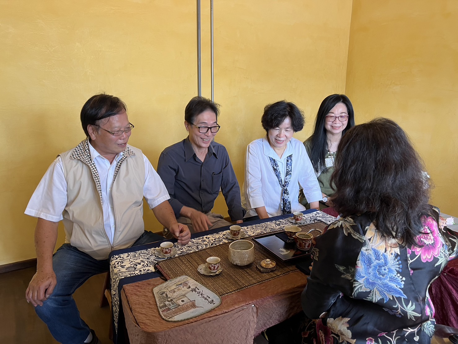 蕭屋洋樓修復工程完工,客委會副主委鍾孔炤(左二)、屏東縣副縣長吳麗雪(左三)到場見證。客家委員會提供