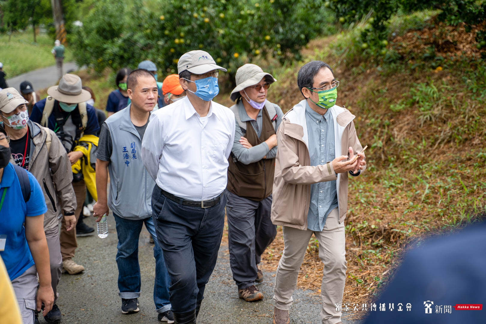 客委會主委楊長鎮（中）與客傳會董事長陳邦畛（右）一起走一趟樟之細路老官路路段。范修語攝