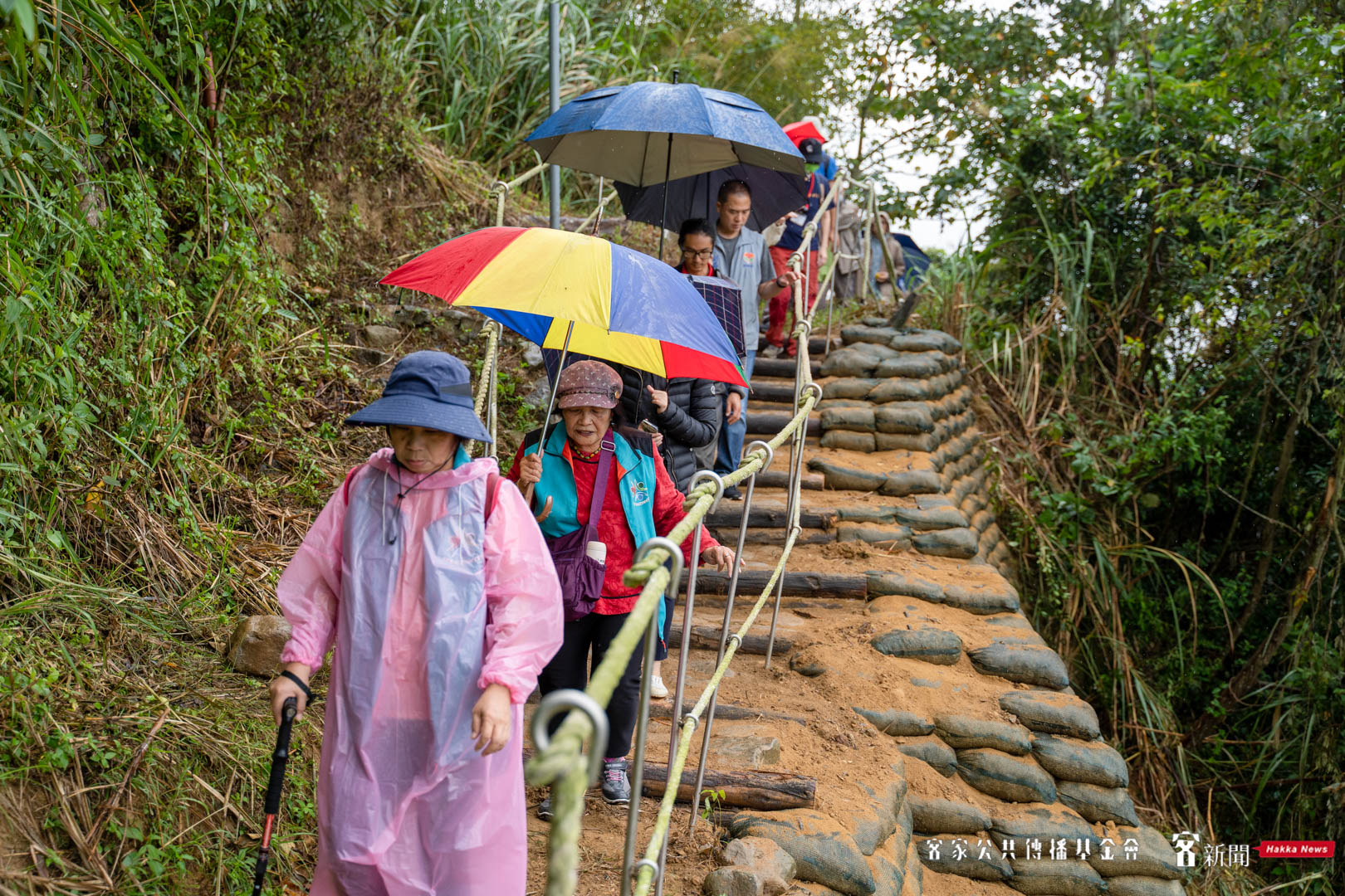 樟之細路老官路段，大家在雨中循著先人的步伐往前走。范修語攝