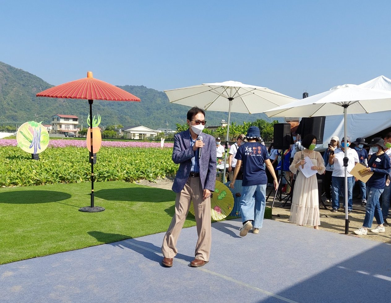 客家委員會副主任委員鍾孔炤出席美濃白玉蘿蔔季。客家委員提供