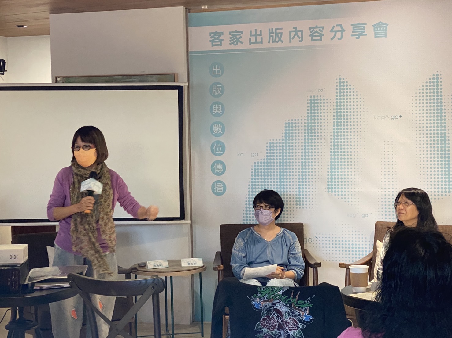 資深媒體人張典婉(左)、陳美禎(中)、客家詩人張芳慈，分享對於客家出版的看法。客傳會