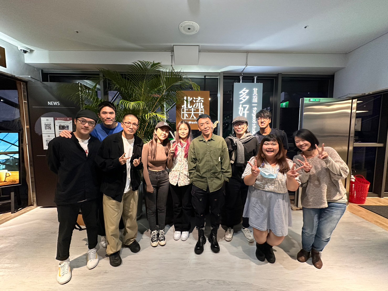 「第一屆全球客家流行音樂大賽」音樂下午茶邀請吳小帽（綠衣者）與大家分享。新世紀整合行銷提供