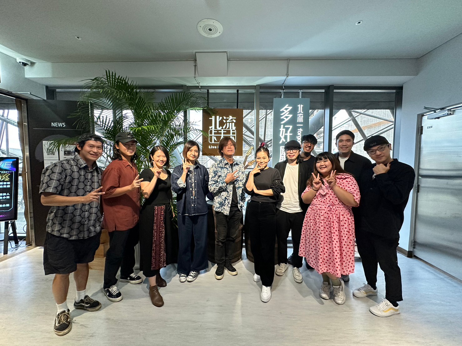 「第一屆全球客家流行音樂大賽」音樂下午茶邀請董事長樂團吉董（中）與大家分享。新視紀整合行銷提供
