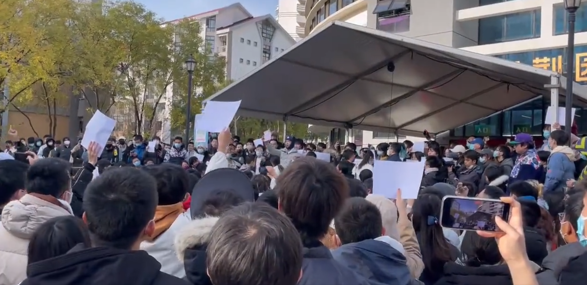 北京清華大學學生聚集、手持白紙群起抗議。翻攝Joanna<br />@tao07075062 推特