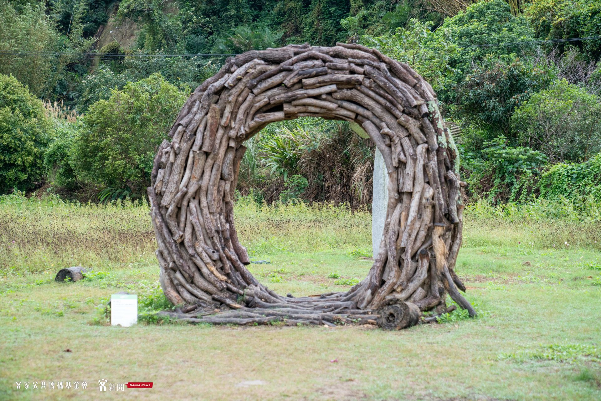 鳴鳳古道旁第1屆浪漫臺三線藝術季展品——19世紀繞世界一圈的樟腦分子。李台源攝