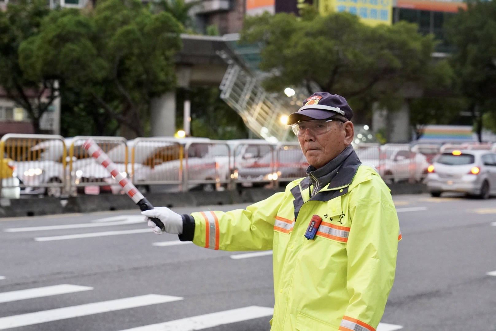 在北市指揮交通的義交脫下口罩工作。宋佩遙攝