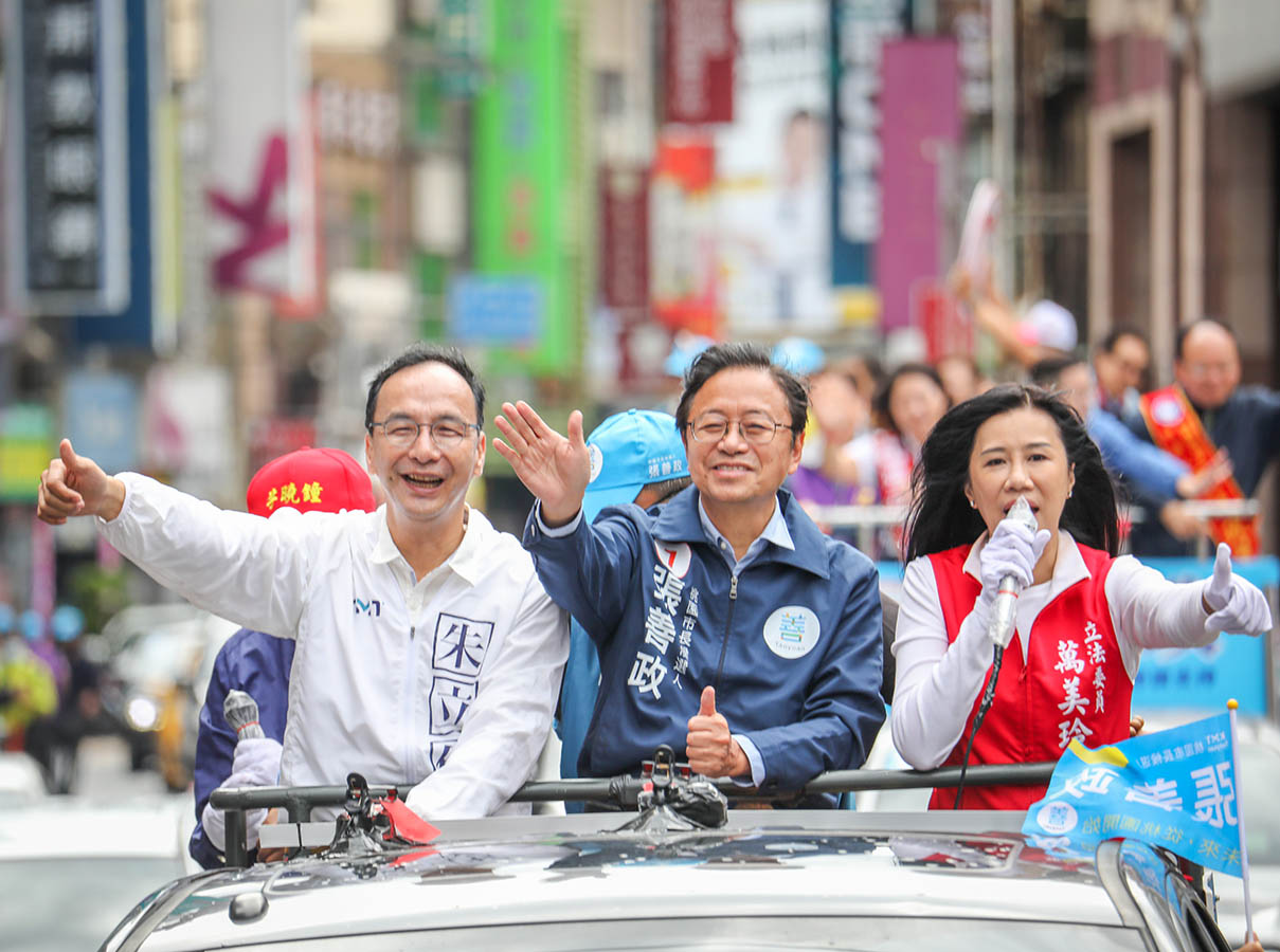 張善政在朱立倫、萬美玲陪同下,選前遊街造勢。張善政競選總部提供