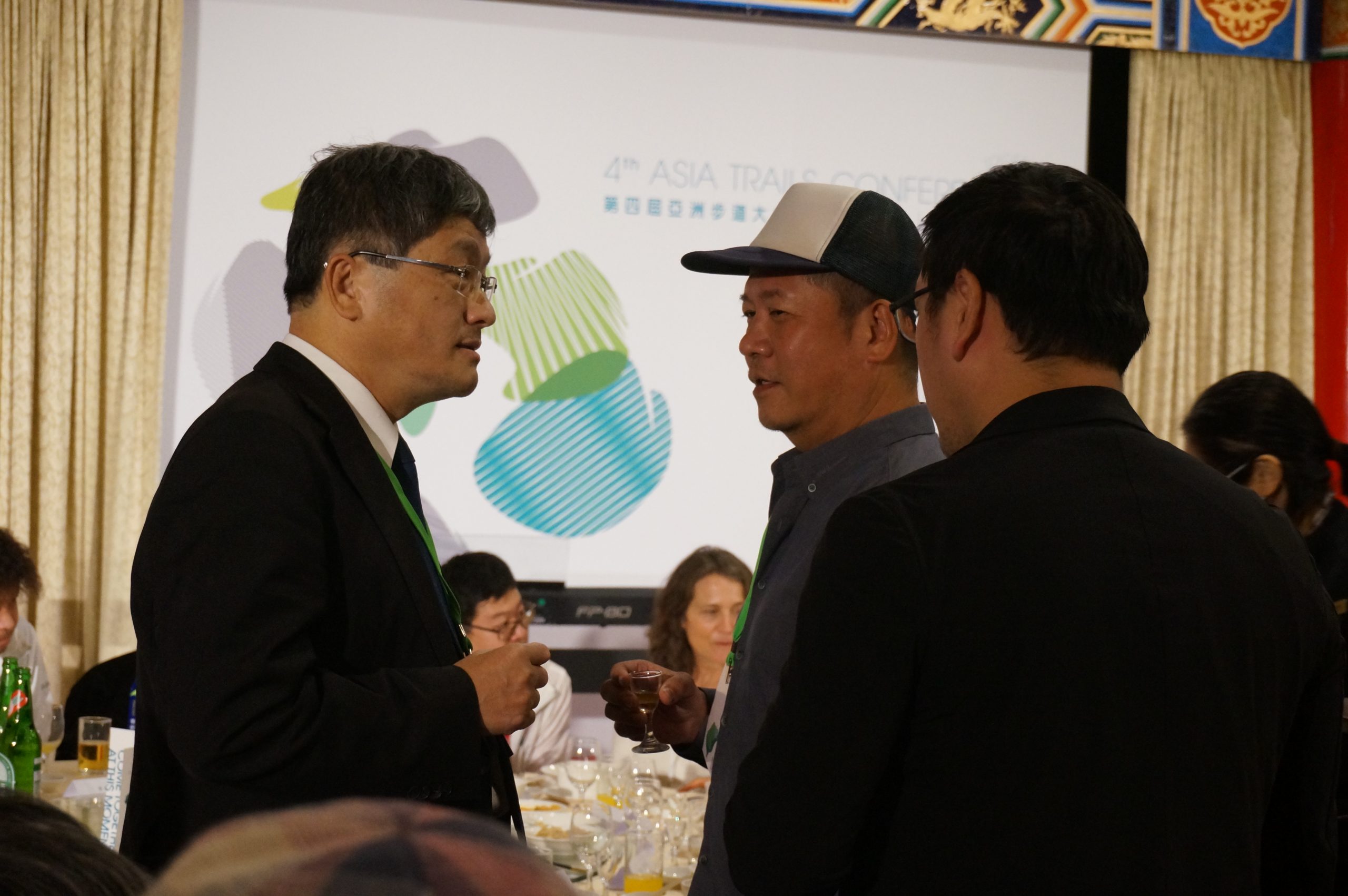 楊長鎮主委(左一)與來賓交流。客家委員會提供