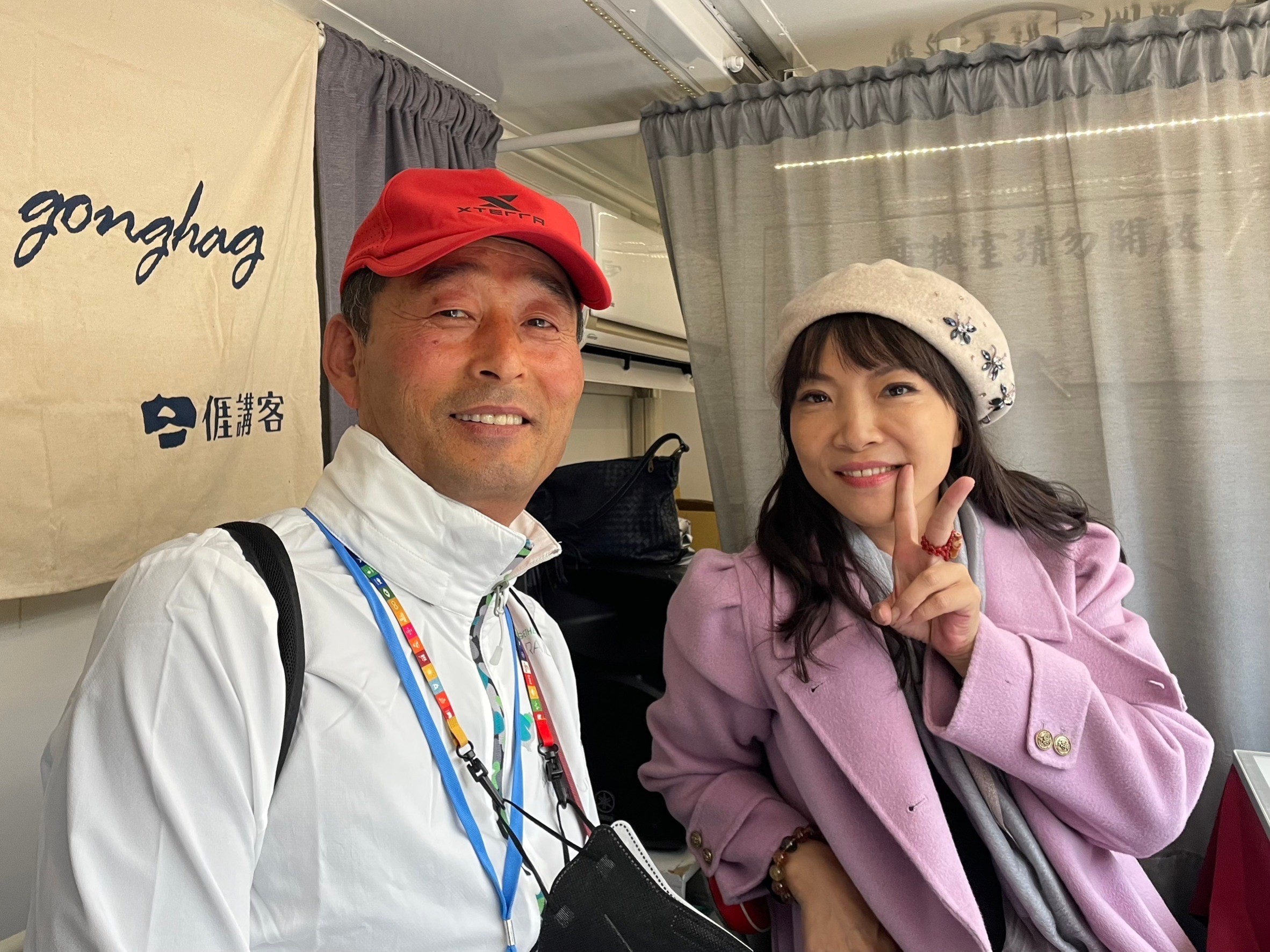 統營步道文化聯盟代表Yongjai Kim(左)接受講客廣播電臺金鐘主持人徐子雁(右)專訪。徐英瑞攝