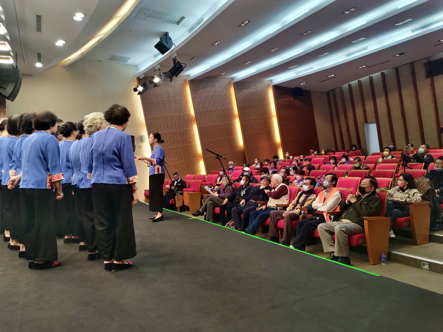 鍾孔炤在台下欣賞六堆音樂會演出。客家委員會提供
