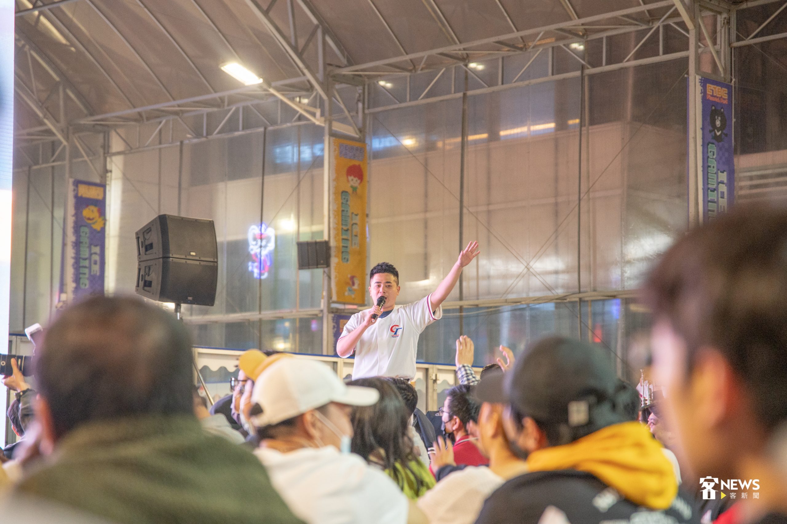直播派對啦啦隊應援團帶動氣氛。洪俊傑攝