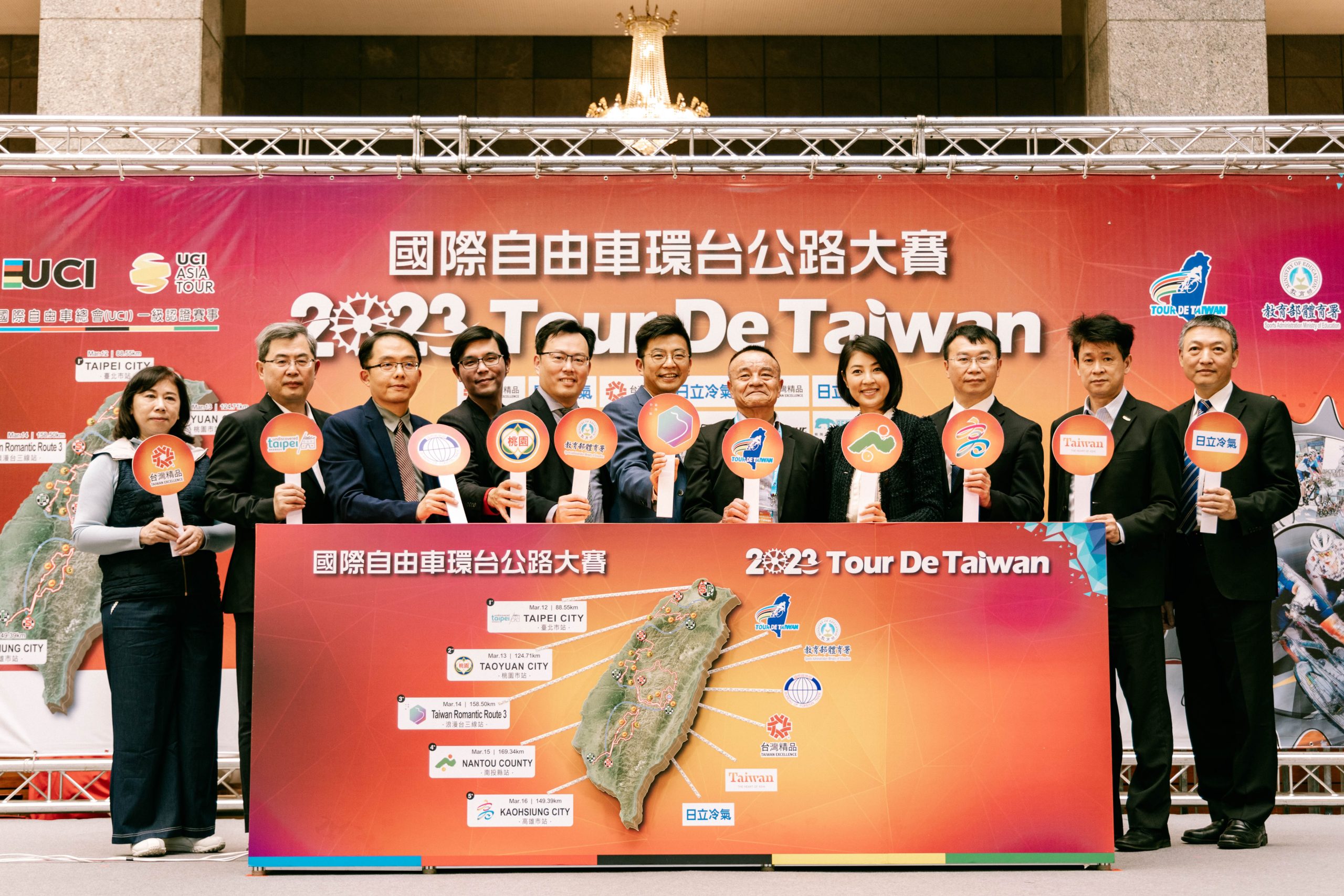 賽前記者會與會貴賓上台一起點亮台灣。客委會提供