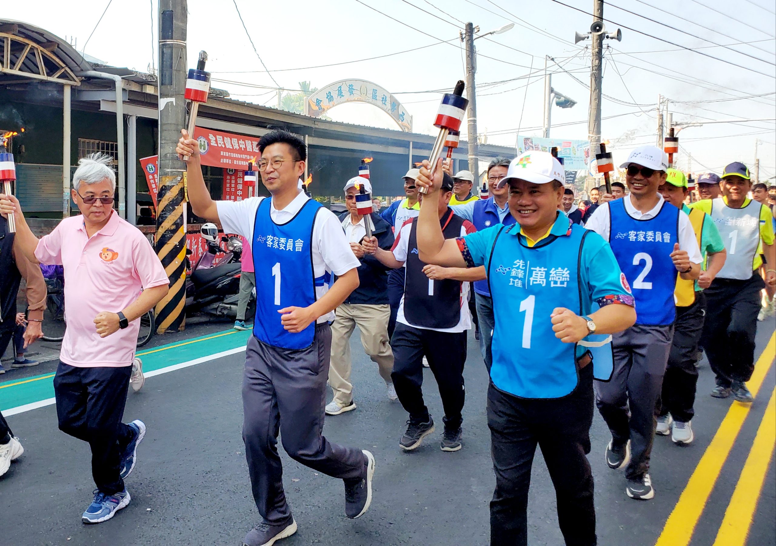 聖火繞境由客委會周江杰副主委領跑，帶領各單位首長共同繞境六堆各地。左一屏東客務處李明忠處長、客委會周江杰副主委、本次六堆運動會萬巒鄉長林國順。客委會提供
