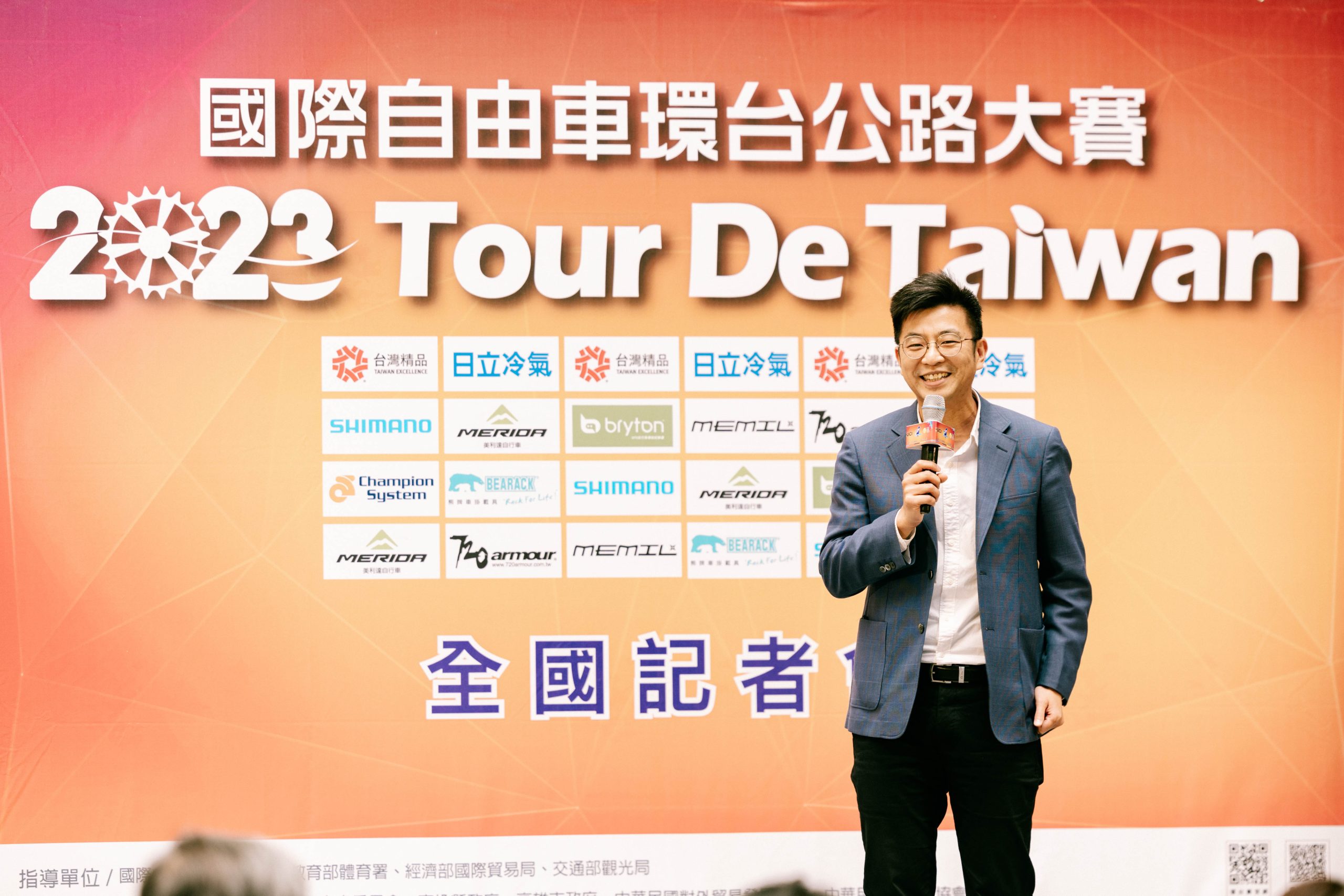 國際自由車環台賽賽前記者會客委會副主委周江杰致詞。客委會提供