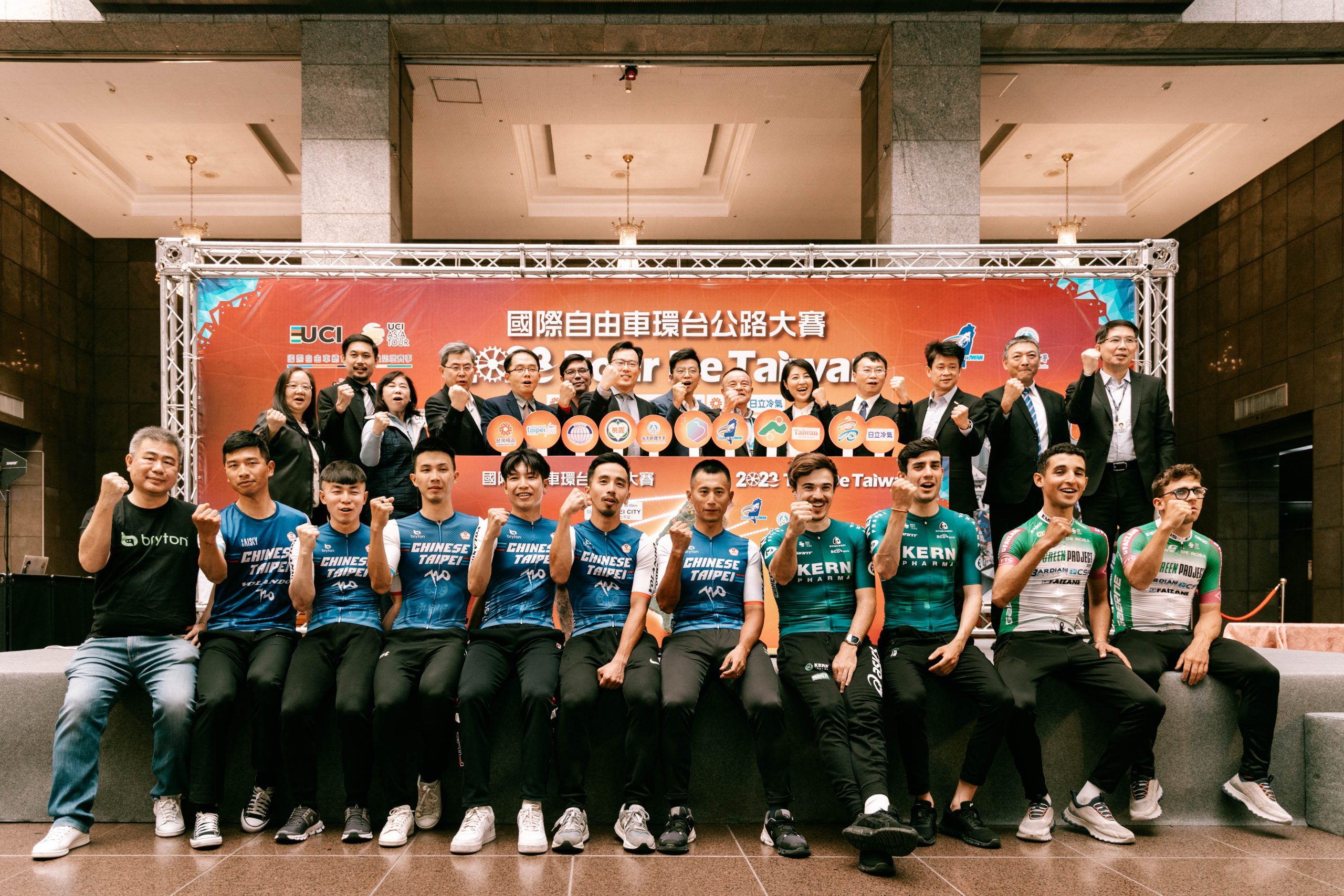 賽前記者會選手代表與貴賓合影。客委會提供