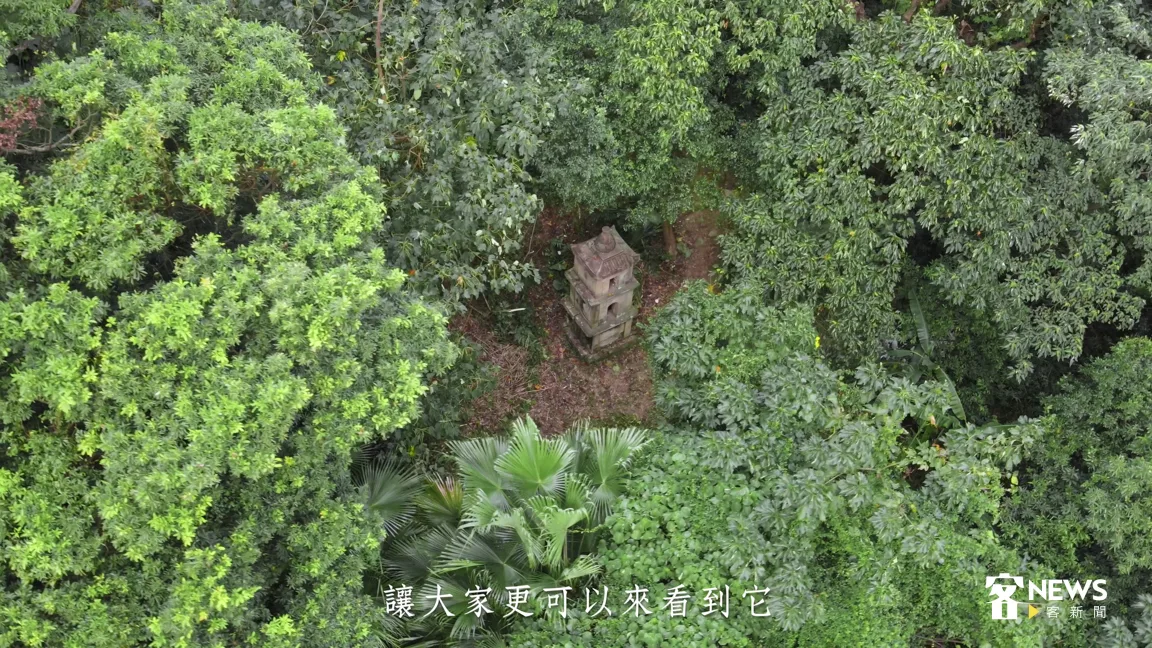 荒煙漫草中的大溪敬字亭。翻攝自《瞰見客庄》影片