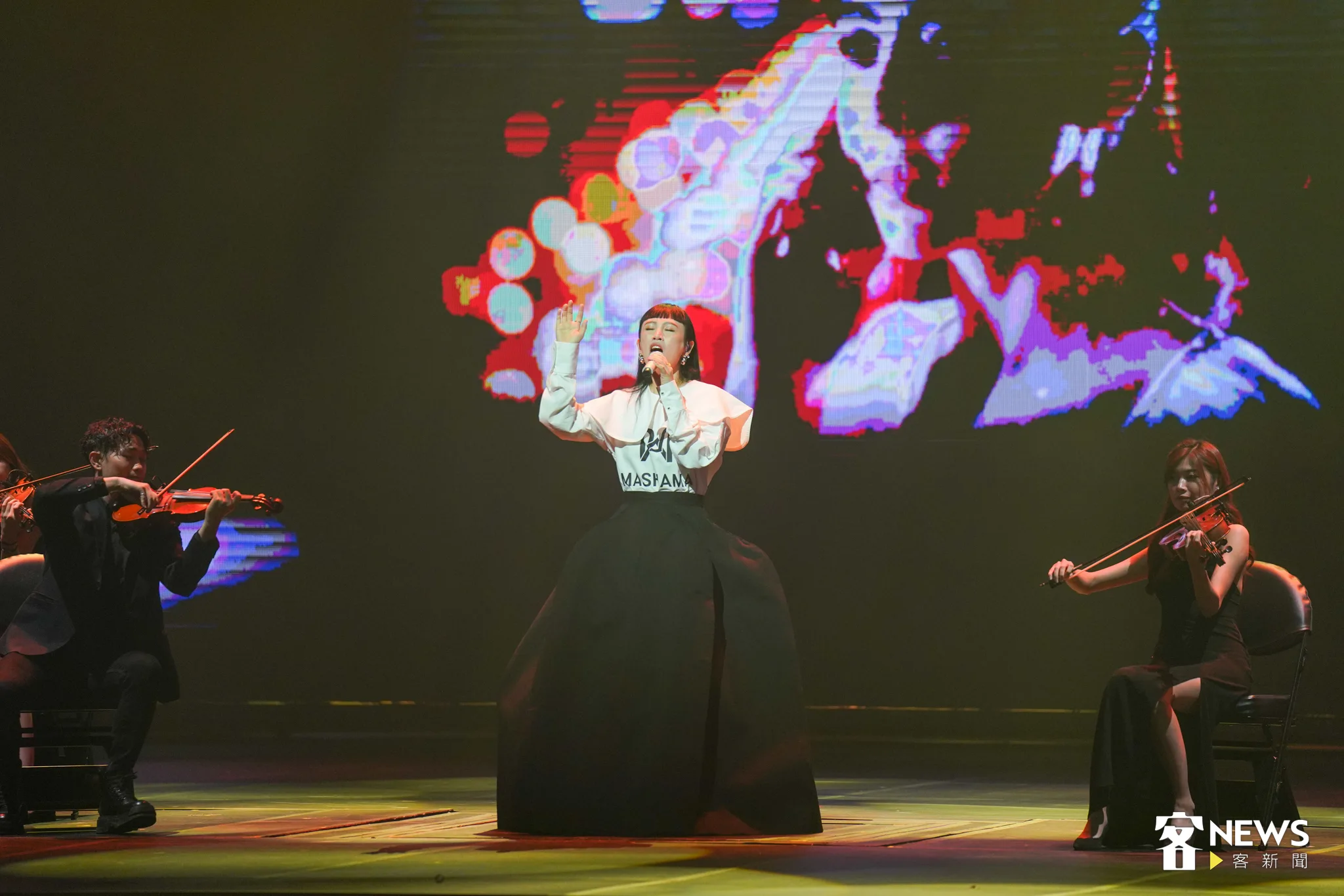 魏如萱搭配12人的弦樂團,一連演唱茶金主題曲《查有此人》、《奶奶》、《彼個所在》,讓台下觀眾聽得如癡如醉。李台源攝