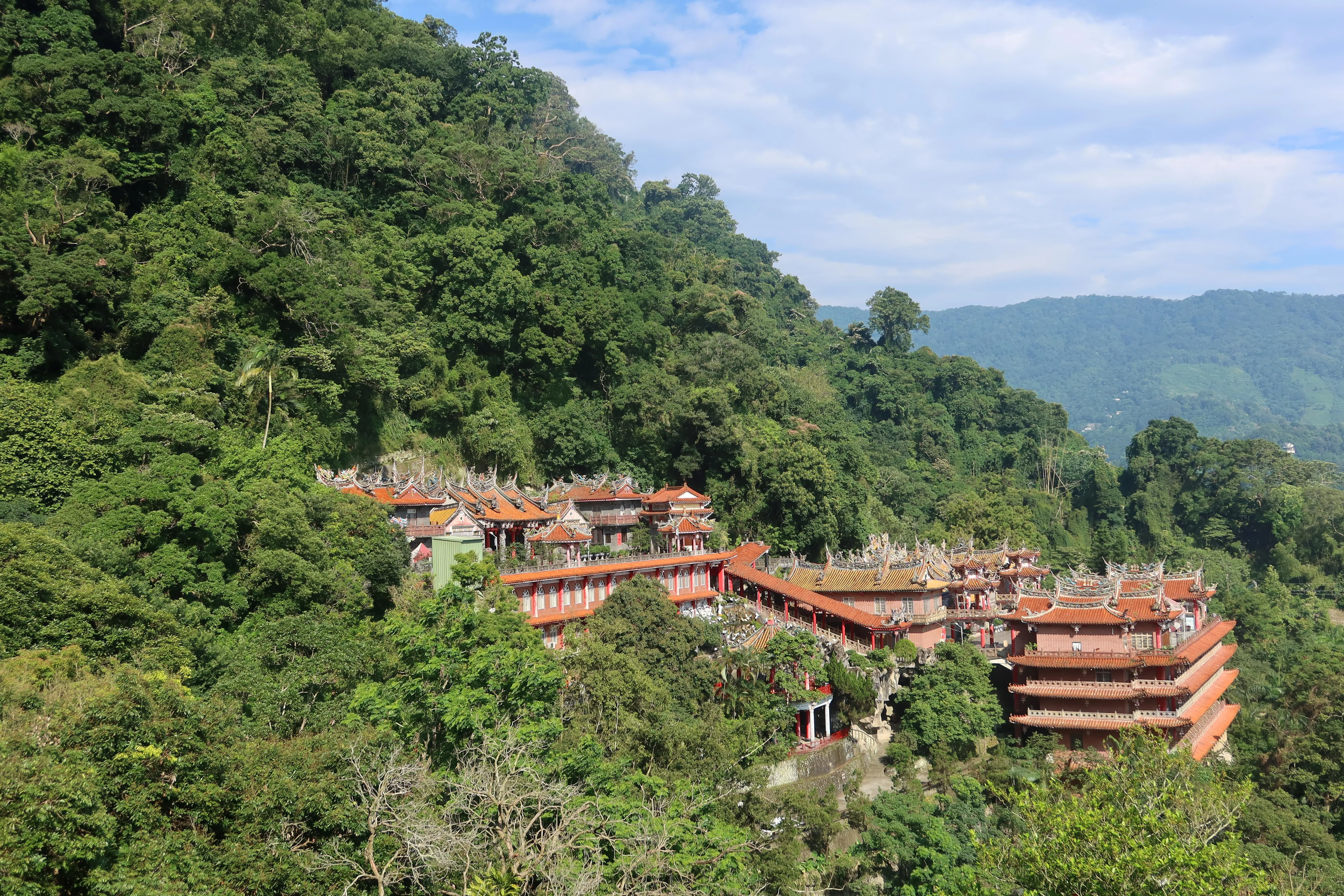 目前勸化堂(左)與輔天宮(右)全景。何來美攝